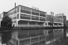 502496 Gezicht op het complex van de Utrechtse Machinale Stoel- en Meubelfabriek U.M.S. Pastoe (Rotsoord 3) te Utrecht, ...